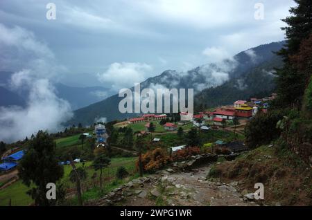 Bergdorf entlang des Weges zwischen Jiri und Lukla, unterer Teil der Everest-Wanderung im Himalaya, Region Solukhumbu, Nepal Stockfoto