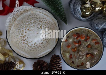 Ein traditionelles Kerala-Frühstück mit Appam und Eintopf. Appam ist ein weicher und flauschiger Pfannkuchen aus Reismehl und Kokosmilch. Eintopf ist cremig und würzig Stockfoto