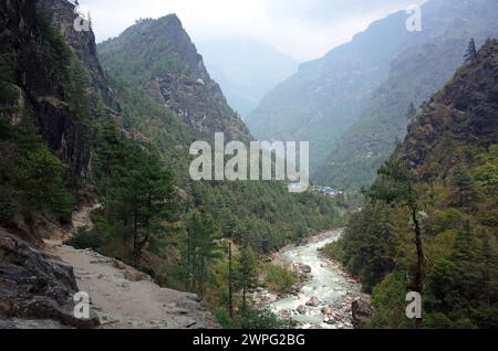 Berglandschaft. Weg zum Everest Basislager entlang des Flusses Dudh Kosi im Khumbu-Tal in der Nähe von Toktok, Solukhumbu, Nepal Stockfoto