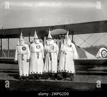 März 1922. Mitglieder des Ku-Klux-Klan, die kurz vor dem Start mit Literatur aufbrechen, die während einer Klan-Parade über die Vororte von Washington in Virginia verstreut war Stockfoto