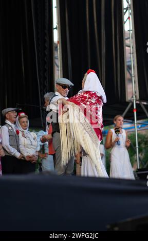 Madrid, Spanien; 14. August 2023: Ein Paar tanzt in einem Chotis-Wettbewerb während der Paloma-Festlichkeiten in Madrid Stockfoto