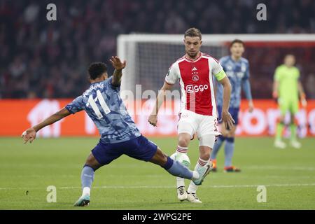 Amsterdam, Niederlande. März 2024. AMSTERDAM, 07.03.2024, JohanCruyff Stadium, UEFA Conference League Saison 2023/2024. Erste Etappe zwischen Ajax und Aston Villa. (L-R) Aston Villa Spieler Ollie Watkins, Ajax Spieler Jordan Henderson während des Spiels Ajax - Aston Villa Credit: Pro Shots/Alamy Live News Stockfoto