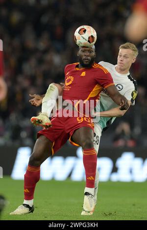 Roma, Italien. März 2024. Romelu Lukaku (AS Roma) kämpft um den Ball mit Jan Paul van Hecke (Brighton) während des Fußballspiels der UEFA Europe League zwischen Roma und Brighton FC im Olympiastadion in Rom, Italien - Donnerstag, 7. März 2024 - Sport Soccer ( Foto von Alfredo Falcone/LaPresse ) Credit: LaPresse/Alamy Live News Stockfoto