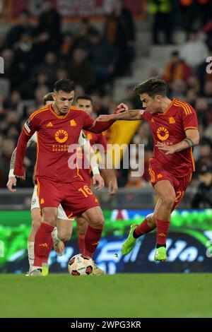 Roma, Italien. März 2024. Leandro Paredes (AS Roma) und Paulo Dybala (AS Roma) in Aktion Nd of 16 zwischen Roma und Brighton FC im Olympiastadion in Rom, Italien - Donnerstag, 7. März 2024 - Sport Soccer (Foto: Alfredo Falcone/LaPresse) Credit: LaPresse/Alamy Live News Stockfoto