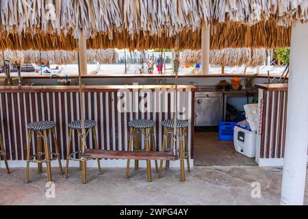 Ein malerischer Blick auf eine Hotelbar im Freien an der Sandküste des Karibischen Meeres. Curacao. Stockfoto