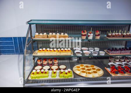 Nahaufnahme der Regale im Restaurant mit verschiedenen Arten von süßem Gebäck. Stockfoto