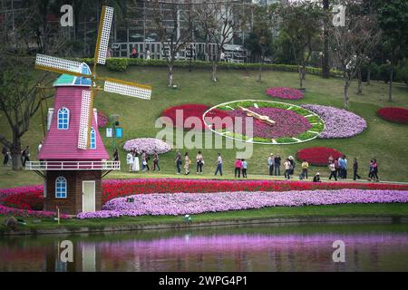 GUANGZHOU, CHINA - 22. Februar 2024: Blumen blühen das ganze Jahr über in Guangzhou, was zu seinem Spitznamen „Stadt f Stockfoto