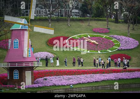 GUANGZHOU, CHINA - 22. Februar 2024: Blumen blühen das ganze Jahr über in Guangzhou, was zu seinem Spitznamen „Stadt f Stockfoto