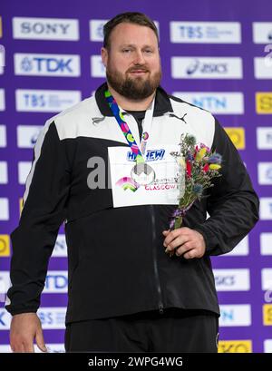 Tom Walsh of New Zealand (Silber) Medaillenzeremonie im Männer-Shot-Put bei den Leichtathletik-Hallenweltmeisterschaften in der Emirates Arena, Glasgow, Schottland Stockfoto