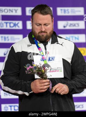 Tom Walsh of New Zealand (Silber) Medaillenzeremonie im Männer-Shot-Put bei den Leichtathletik-Hallenweltmeisterschaften in der Emirates Arena, Glasgow, Schottland Stockfoto