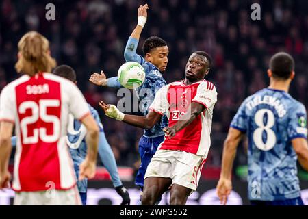 Amsterdam, Niederlande. März 2024. AMSTERDAM, NIEDERLANDE - 7. MÄRZ: Ezri Konsa von Aston Villa FC führt den Ball mit Brian Brobbey vom AFC Ajax während des Play-offs-Spiels der UEFA Europa Conference League zwischen AFC Ajax und Aston Villa FC am 7. März 2024 in der Johan Cruijff Arena in Amsterdam, Niederlande. (Foto von Peter Lous/Orange Pictures) Credit: Orange Pics BV/Alamy Live News Stockfoto