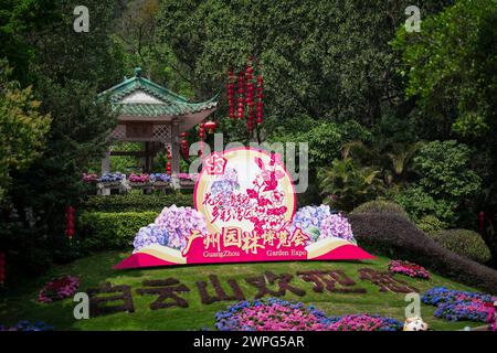 GUANGZHOU, CHINA - 22. Februar 2024: Blumen blühen das ganze Jahr über in Guangzhou, was zu seinem Spitznamen „Stadt f Stockfoto