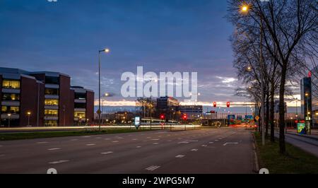 Sonnenaufgang Morgen in der Nähe von Straßen und Brücken in Sloterdijk Amsterdam 03 04 2024 Stockfoto