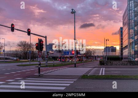 Sonnenaufgang Morgen in der Nähe von Straßen und Brücken in Sloterdijk Amsterdam 03 04 2024 Stockfoto