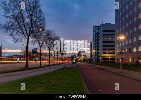 Sonnenaufgang Morgen in der Nähe von Straßen und Brücken in Sloterdijk Amsterdam 03 04 2024 Stockfoto