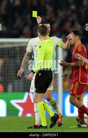 Roma, Italien. März 2024. Der Schiedsrichter Francois Letexier gibt eine gelbe Karte von Jan Paul van Hecke (Brighton) während des Fußballspiels der UEFA Europe League zwischen Roma und Brighton FC im Olympiastadion in Rom, Italien - Donnerstag, 7. März 2024 - Sport Soccer ( Foto von Alfredo Falcone/LaPresse ) Credit: LaPresse/Alamy Live News Stockfoto