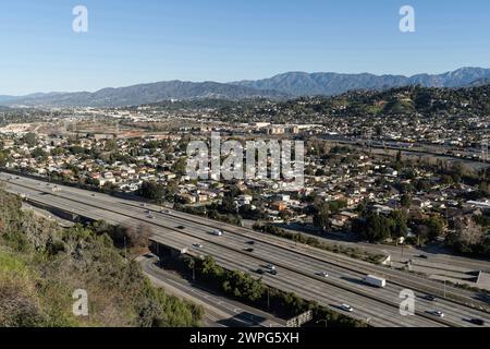 Blick auf den Golden State 5 Freeway, der durch das Elysian Valley und den Cypress Park Viertel von Los Angeles, Kalifornien, führt. Stockfoto