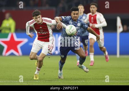 Amsterdam, Niederlande. März 2024. AMSTERDAM, 07.03.2024, JohanCruyff Stadium, UEFA Conference League Saison 2023/2024. Erste Etappe zwischen Ajax und Aston Villa. (L-R) Ajax-Spieler Ahmetcan Kaplan, Aston Villa-Spieler Ollie Watkins während des Spiels Ajax - Aston Villa Credit: Pro Shots/Alamy Live News Stockfoto