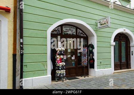 Bratislava, Slowakei Souvenirladen Fassade in der Altstadt. Stockfoto