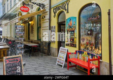 Bratislava, Slowakei Souvenirladen Fassade in der Altstadt. Stockfoto