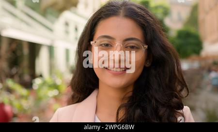 Nahaufnahme Porträt der indischen arabischen ethnischen Frau Mädchen weibliche Studentin Tourist glückliche erfolgreiche Geschäftsfrau Modell im Freien lächelnde Geschäftsfrau Dame Stockfoto