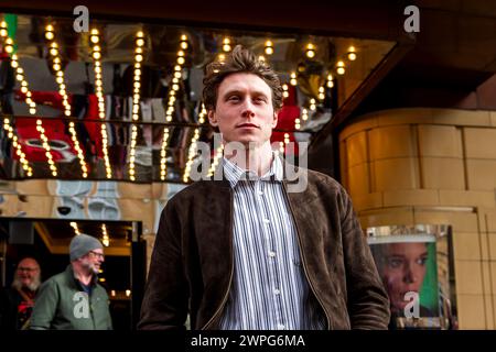 Glasgow, Schottland, Großbritannien. März 2024. Schauspieler George MacKay, vor dem Glasgow Film Theatre (GFT) bei einem Fotobesuch für eine ausverkaufte Vorführung von The Beast im GFT. „Der französische Autor Bertrand Bonello präsentiert eine kühne, Jahrhunderte umfassende Geschichte von Romantik und Besessenheit im Schatten einer drohenden Katastrophe, frei adaptiert von Henry James' das Biest im Dschungel.“ Das Glasgow Film Festival 2024 (GFF) findet bis zum 10. März 2024 statt. Quelle: Stewart Kirby für #creativezealots/Alamy Live News Stockfoto