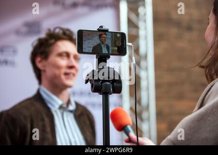 Glasgow, Schottland, Großbritannien. März 2024. Der Schauspieler George MacKay wird auf dem roten Teppich bei einer ausverkauften Vorführung von The Beast im Glasgow Film Theatre (GFT) in Schottland interviewt. „Der französische Autor Bertrand Bonello präsentiert eine kühne, Jahrhunderte umfassende Geschichte von Romantik und Besessenheit im Schatten einer drohenden Katastrophe, frei adaptiert von Henry James' das Biest im Dschungel.“ Das Glasgow Film Festival 2024 (GFF) findet bis zum 10. März 2024 statt. Quelle: Stewart Kirby für #creativezealots/Alamy Live News Stockfoto