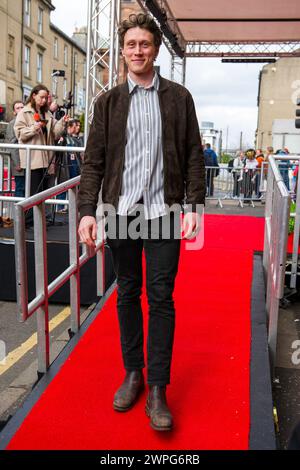 Glasgow, Schottland, Großbritannien. März 2024. Schauspieler George MacKay, auf dem roten Teppich bei einem Fotobesuch für eine ausverkaufte Vorführung von The Beast im Glasgow Film Theatre (GFT), Schottland. „Der französische Autor Bertrand Bonello präsentiert eine kühne, Jahrhunderte umfassende Geschichte von Romantik und Besessenheit im Schatten einer drohenden Katastrophe, frei adaptiert von Henry James' das Biest im Dschungel.“ Das Glasgow Film Festival 2024 (GFF) findet bis zum 10. März 2024 statt. Quelle: Stewart Kirby für #creativezealots/Alamy Live News Stockfoto