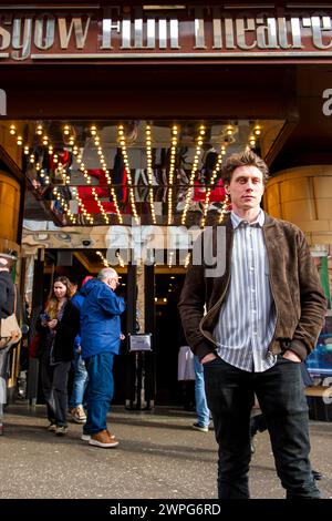 Glasgow, Schottland, Großbritannien. März 2024. Schauspieler George MacKay, vor dem Glasgow Film Theatre (GFT) bei einem Fotobesuch für eine ausverkaufte Vorführung von The Beast im GFT. „Der französische Autor Bertrand Bonello präsentiert eine kühne, Jahrhunderte umfassende Geschichte von Romantik und Besessenheit im Schatten einer drohenden Katastrophe, frei adaptiert von Henry James' das Biest im Dschungel.“ Das Glasgow Film Festival 2024 (GFF) findet bis zum 10. März 2024 statt. Quelle: Stewart Kirby für #creativezealots/Alamy Live News Stockfoto