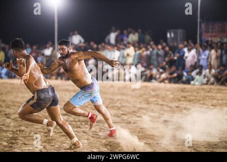 Kabaddi-Spiel. Kabaddi-Spieler jagen im überfüllten Stadion Razzien gegen das Team. Kabaddi Punjab Sports Stockfoto