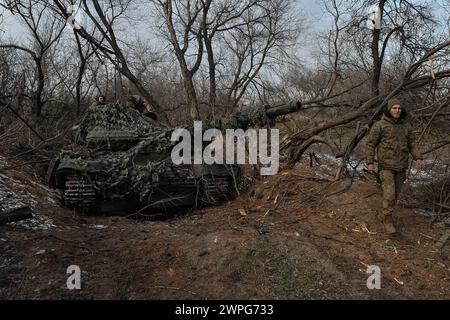 Chasiv Jar, Oblast Donezk, Ukraine. Februar 2024. Eine Panzerbesatzung ukrainischer Soldaten mit dem 42. Bataillon wartet auf einen Feuerbefehl von ihrem Kommandozentrale außerhalb der Stadt Chasiv Yar. (Kreditbild: © Madeleine Kelly/ZUMA Press Wire) NUR REDAKTIONELLE VERWENDUNG! Nicht für kommerzielle ZWECKE! Stockfoto