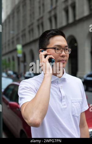 Chinesischer Unternehmer sprechen auf Handy Stockfoto