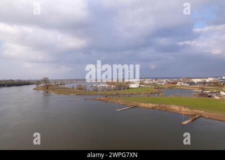 Aus der Vogelperspektive auf die Baustelle des Wohngebäudes am Fluss IJssel im niederländischen ehemaligen Industriestadtgebiet Stockfoto