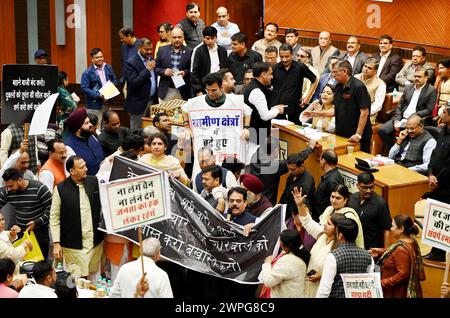 Neu-Delhi, Indien. März 2024. NEW DELHI, INDIEN - 7. MÄRZ: BJP-MCD-Räte protestierten während der MCD-Sitzung im Civic Centre am 7. März 2024 in New Delhi, Indien. (Foto: Arvind Yadav/Hindustan Times/SIPA USA) Credit: SIPA USA/Alamy Live News Stockfoto