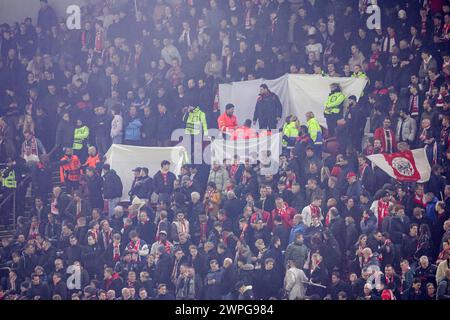 Amsterdam, Niederlande. März 2024. AMSTERDAM, NIEDERLANDE - 7. MÄRZ: Medizinische Intervention auf den öffentlichen Tribünen während des Play-offs-Spiels der UEFA Europa Conference League zwischen Ajax und Aston Villa FC in der Johan Cruijff Arena am 7. März 2024 in Amsterdam, Niederlande. (Foto von Peter Lous/Orange Pictures) Credit: Orange Pics BV/Alamy Live News Stockfoto