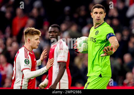 Amsterdam, Niederlande. März 2024. AMSTERDAM, NIEDERLANDE - 7. MÄRZ: Torhüter Emiliano Martinez von Aston Villa FC Gesten während des Play-offs-Spiels der UEFA Europa Conference League zwischen Ajax und Aston Villa FC in der Johan Cruijff Arena am 7. März 2024 in Amsterdam. (Foto von Peter Lous/Orange Pictures) Credit: Orange Pics BV/Alamy Live News Stockfoto