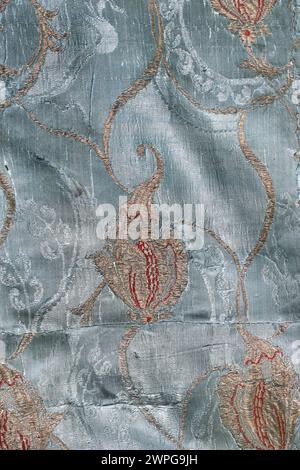 Fragment gemusterter Stoffe aus den Jahren 1712-1720, mit bizarren Mustern und textilen Motiven, die für europäische Stoffe des frühen 18. Jahrhunderts charakteristisch sind. Stockfoto