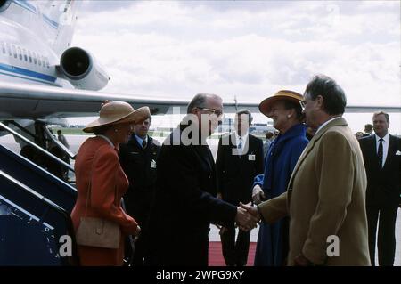 Kastrup/Copenhgen/Denmark/file image, König Albert und Königin Paola von Belgien werden von der dänischen Königin Margrethe II. Und dem verstorbenen Prinzen Henrik oder henri am Kopenhagener Flughafen in Kastrup begrüßt. (Photo.Francis Joseph Dean/Dean Pictures) Stockfoto