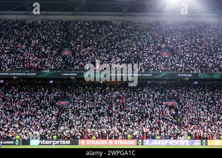 Amsterdam, Niederlande. März 2024. AMSTERDAM, NIEDERLANDE - 7. MÄRZ: Fans von Ajax schwenken Flaggen während des Play-offs-Spiels der UEFA Europa Conference League zwischen Ajax und Aston Villa FC in der Johan Cruijff Arena am 7. März 2024 in Amsterdam. (Foto von Peter Lous/Orange Pictures) Credit: Orange Pics BV/Alamy Live News Stockfoto