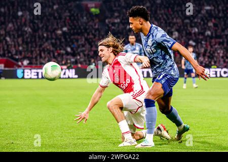 Amsterdam, Niederlande. März 2024. AMSTERDAM, NIEDERLANDE - 7. MÄRZ: Borna Sosa vom AFC Ajax kämpft in der Johan Cruijff Arena am 7. März 2024 in Amsterdam um Besitz mit Ollie Watkins vom Aston Villa FC. (Foto von Peter Lous/Orange Pictures) Credit: Orange Pics BV/Alamy Live News Stockfoto