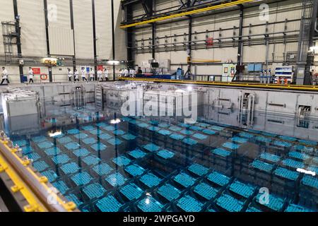 La Hague, Frankreich. März 2024. Ansicht des Lagerpools für nukleare Abfälle in Orano la Hague, einer Wiederaufbereitungsanlage für Kernbrennstoffe, am 7. März 2024 in La Hague, Nordwesten Frankreichs. Foto: Raphael Lafargue/ABACAPRESS.COM Credit: Abaca Press/Alamy Live News Stockfoto