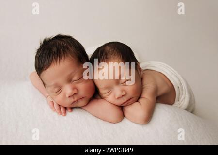 Zwei Babys, Zwillingsjungen, Kleinkinder Zwillingsjungen Neugeborene Fotos. Stockfoto