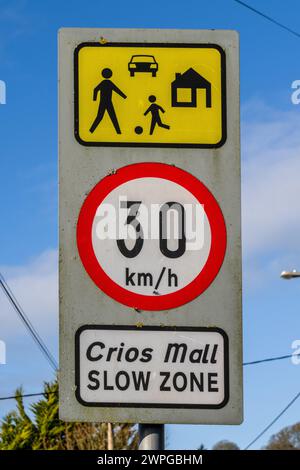 30 km/h 'Slow Zone'/Crios Mall Straßenschild, Irland. Stockfoto