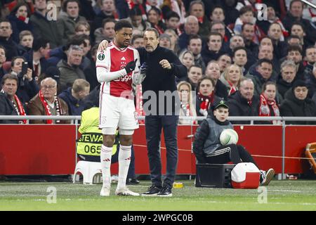 Amsterdam, Niederlande. März 2024. AMSTERDAM, 07.03.2024, JohanCruyff Stadium, UEFA Conference League Saison 2023/2024. Erste Etappe zwischen Ajax und Aston Villa. (L-R) Ajax-Spieler Chuba Akpom, Ajax-Trainer John van 't Schip während des Spiels Ajax - Aston Villa Credit: Pro Shots/Alamy Live News Stockfoto