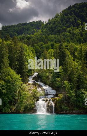 Der Giessbach mündet in den Brienzersee (Berner Oberland, Schweiz) Stockfoto