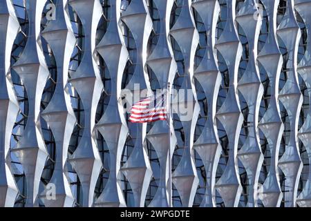 Amerikanische Flagge winkt vor der Botschaft der Vereinigten Staaten von Amerika im Vereinigten Königreich, der diplomatischen Mission der USA in London, Nine Elms Stockfoto