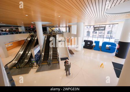 Minneapolis, Minnesota, USA. März 2024. Eine Ausstellung in der Lobby beim TIAA Big10 Frauen Basketballturnier 2024 im Target Center am 7. März 2024. (Kreditbild: © Steven Garcia/ZUMA Press Wire) NUR REDAKTIONELLE VERWENDUNG! Nicht für kommerzielle ZWECKE! Stockfoto