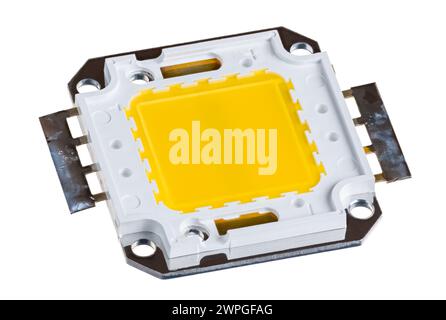 Elektronischer LED-Chip auf der Platine. Lichtquelle für elektrische Hochleistungsleuchte von Dioden-Array in gelber Silikonschicht auf Metall mit Bohrungen für Kühler. Stockfoto