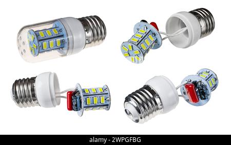 Ganze elektrische LED-Lampe und ihre inneren Teile. Leuchtdioden und elektronische Bauteile auf Treiberplatine, Schraubbuchsen aus Metall an Kabeln. Stockfoto