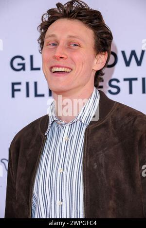 Glasgow, Schottland, Großbritannien. März 2024. Schauspieler George MacKay, auf dem roten Teppich bei einem Fotobesuch für eine ausverkaufte Vorführung von The Beast im Glasgow Film Theatre (GFT), Schottland. „Der französische Autor Bertrand Bonello präsentiert eine kühne, Jahrhunderte umfassende Geschichte von Romantik und Besessenheit im Schatten einer drohenden Katastrophe, frei adaptiert von Henry James' das Biest im Dschungel.“ Das Glasgow Film Festival 2024 (GFF) findet bis zum 10. März 2024 statt. Quelle: Stewart Kirby für #creativezealots/Alamy Live News Stockfoto